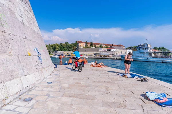 Local people relaxing and sunbathing in Zadar — Stock Photo, Image