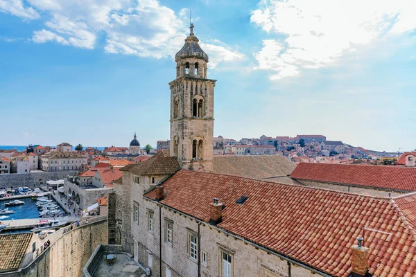 Kathedraal en de historische architectuur in Dubrovnik — Stockfoto