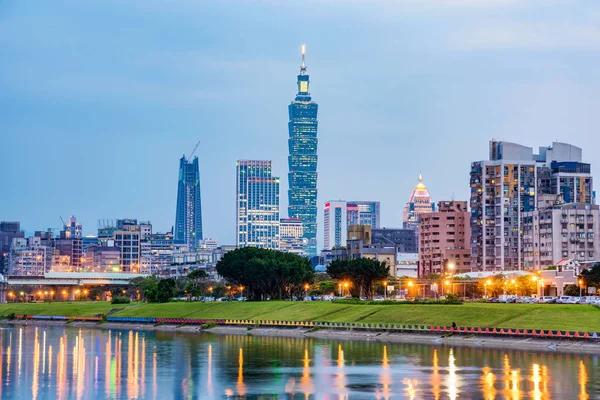 Evening cityscape of Taipei — Stock Photo, Image