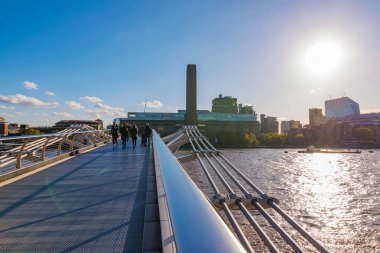 Millenium Bridge ve Tate Müzesi