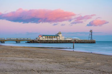 Bournemouth pier alacakaranlıkta