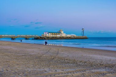 Bournemouth pier alacakaranlıkta