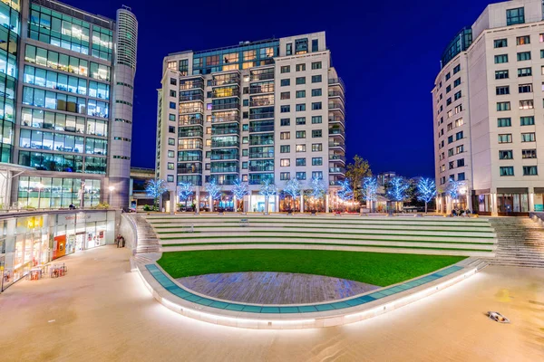 Modern ofisler merkezi Londra'da gece görünümü