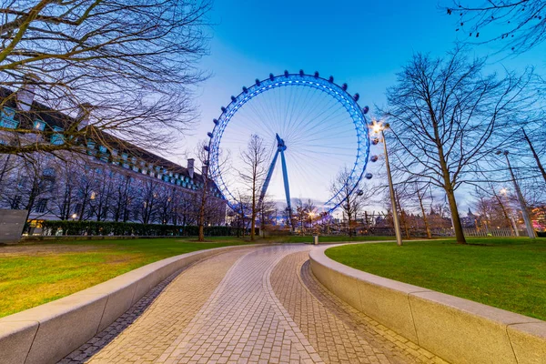 Abendlicher Blick auf das Riesenrad in London — Stockfoto