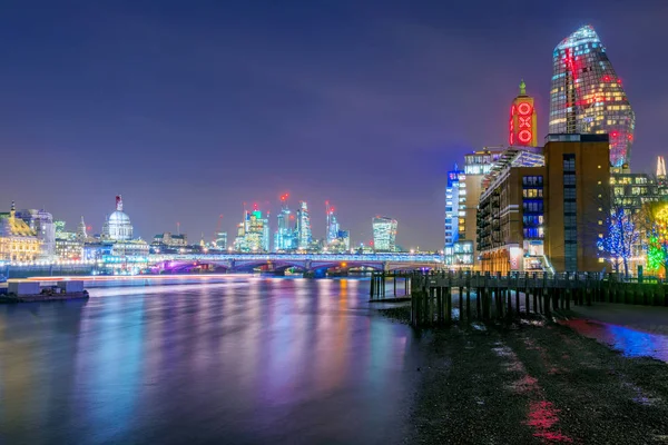 Night view of City buildings along the river Thames — Stock Photo, Image