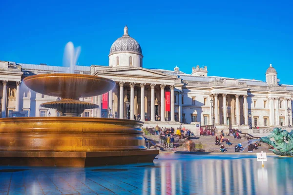 Trafalgar Square e vista da Galeria Nacional — Fotografia de Stock