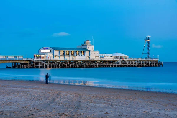 Bournemouth pier wieczorem widok — Zdjęcie stockowe