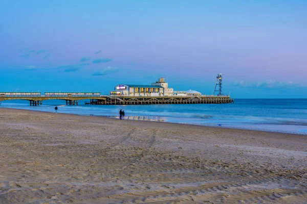 Bournemouth pier in de schemering — Stockfoto