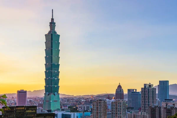 Taipei 101 durante o pôr do sol — Fotografia de Stock