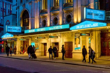 Wyndham tiyatro gece Londra'da