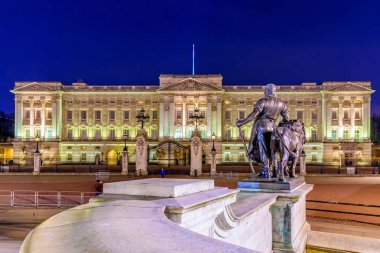 Buckingham Sarayı'nın gece görünümü