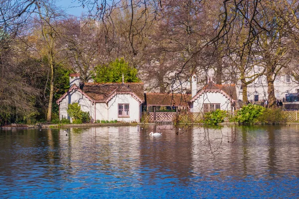 Lake view of Ducks Cottage in St James's Park — Stock Photo, Image