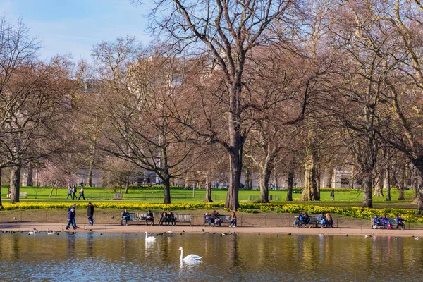 Menschen sitzen am See im Park von St. James — Stockfoto