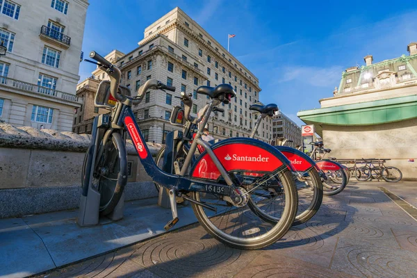 Santander cykly mimo stanice Green Park — Stock fotografie