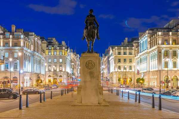 Estatua del rey Eduardo Vii en el centro de Londres por la noche — Foto de Stock