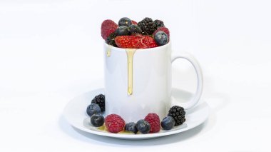 Bardakta taze meyve.