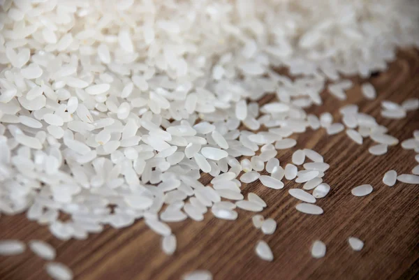 Grãos de arroz saborosos brancos na mesa — Fotografia de Stock