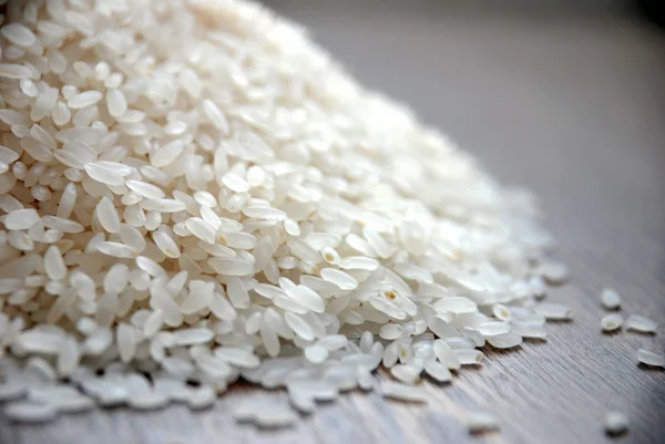 Arroz branco saboroso na mesa — Fotografia de Stock