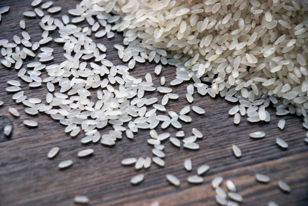 Grãos de arroz saborosos brancos na mesa — Fotografia de Stock