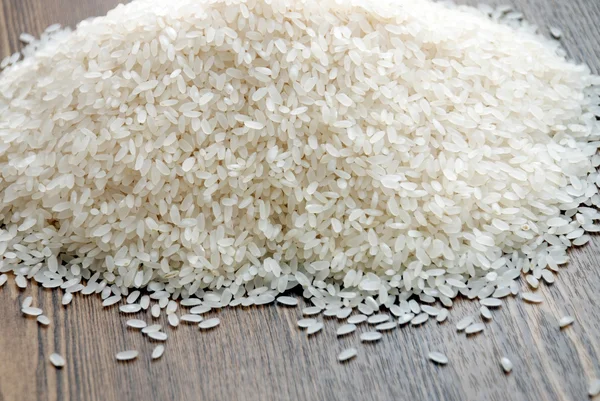 Arroz branco saboroso na mesa — Fotografia de Stock