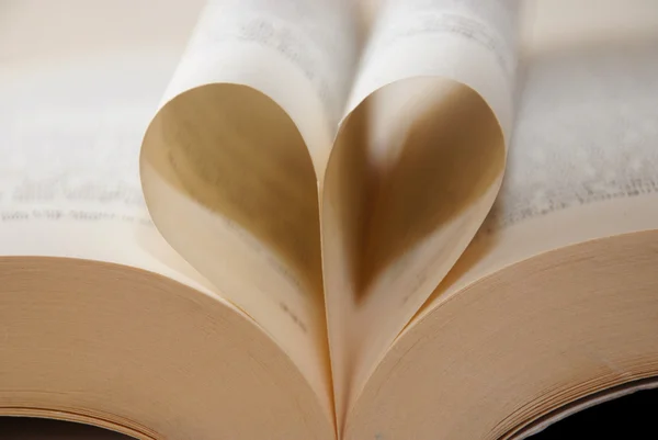 Livros de amor.Forma de coração de páginas de livro — Fotografia de Stock