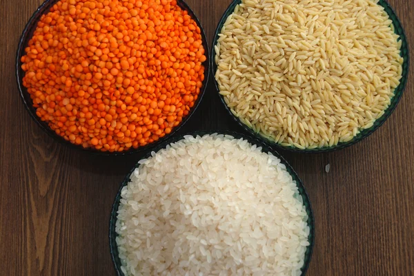Zboża i rośliny strączkowe. Makaron z ryżu, soczewicy i jęczmienia — Zdjęcie stockowe