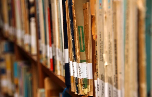 Livros em uma prateleira na biblioteca . — Fotografia de Stock