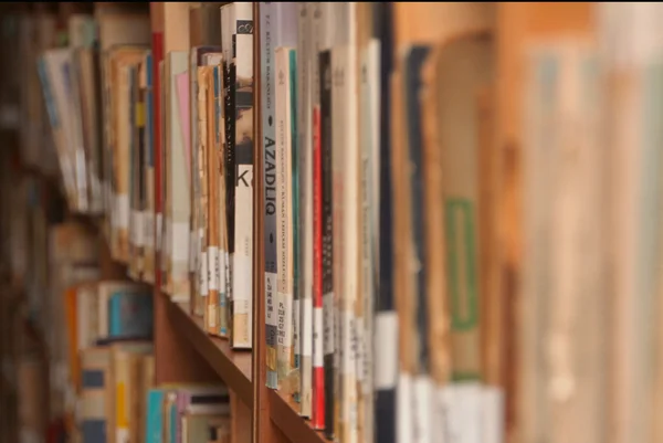 Livros de biblioteca em uma prateleira na biblioteca — Fotografia de Stock