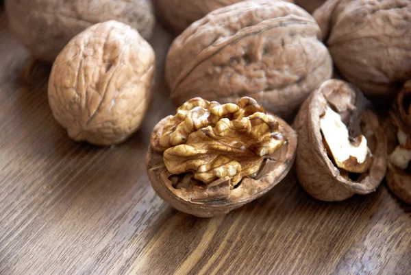 Nueces en la mesa de madera . — Foto de Stock