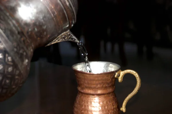 Pot en cuivre antique et verre d'eau Images De Stock Libres De Droits