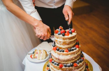 Çilekli düğün pastası