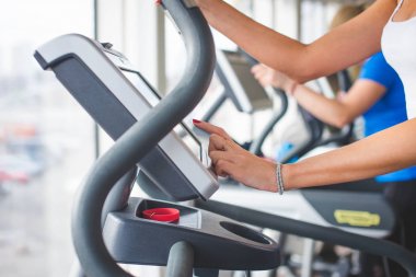 kardiyo egzersiz makineleri bir fitness kulübünde