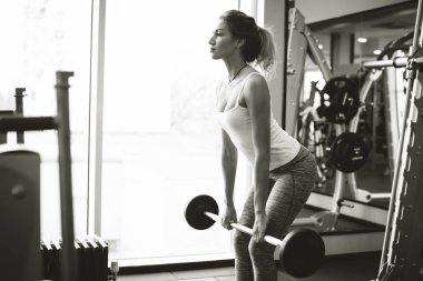 Kız deadlifts spor yapıyor