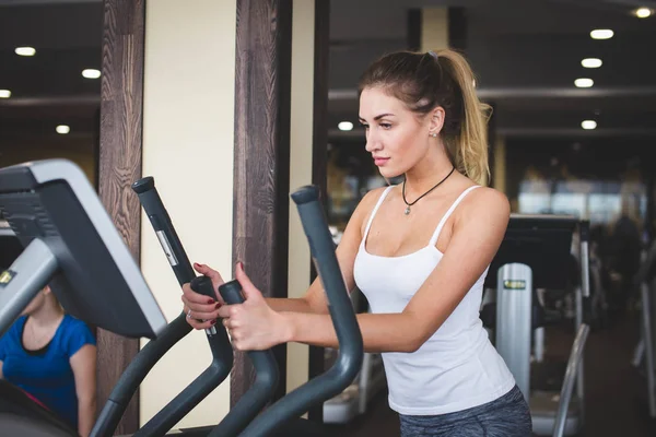 A máquina de exercício no salão — Fotografia de Stock