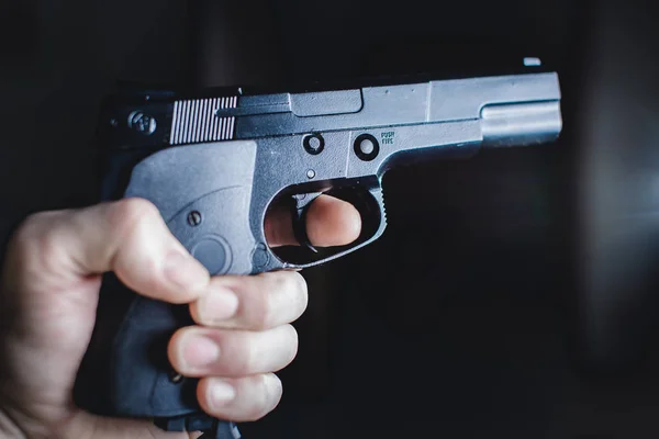 En laddad pistol riktad åt sidan — Stockfoto