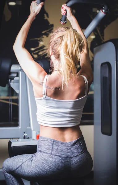 Het meisje gaat sporten. — Stockfoto