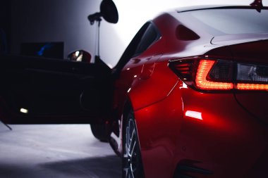 temiz, kırmızı ve stüdyo arabada cilalı