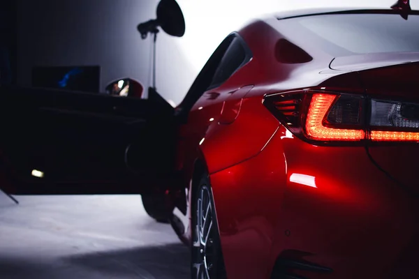 temiz, kırmızı ve stüdyo arabada cilalı