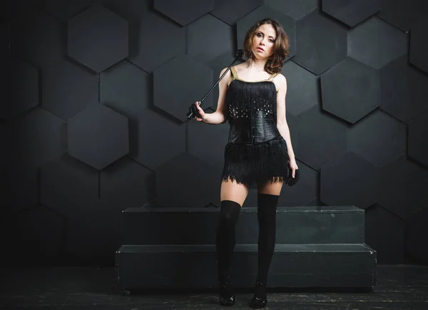 seksi kız stüdyoda bir kamçı ile poz