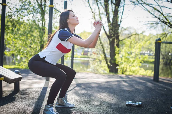 kızı sokakta crouches