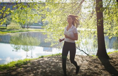 Orman parkta sabah kızlarda