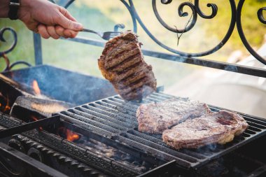 yangında kömürlerin üzerinde pişirme sığır eti