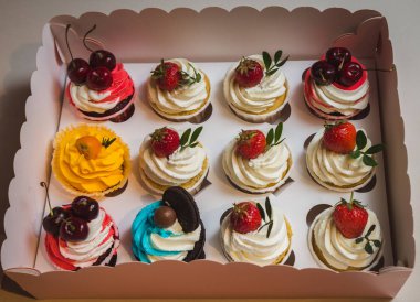 bir kutu içinde güzel dekore edilmiş bir pasta