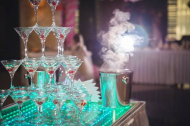 kiraz şampanyaya bardaklarda masada vardır