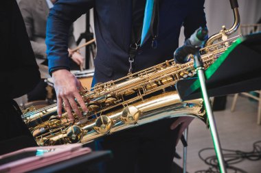 Ona saksafon müzik çalıyor