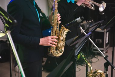 Ona saksafon müzik çalıyor