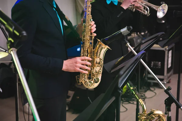 Ona saksafon müzik çalıyor