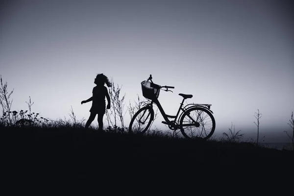 Cycling in the nature of a little girl — Stock Photo, Image