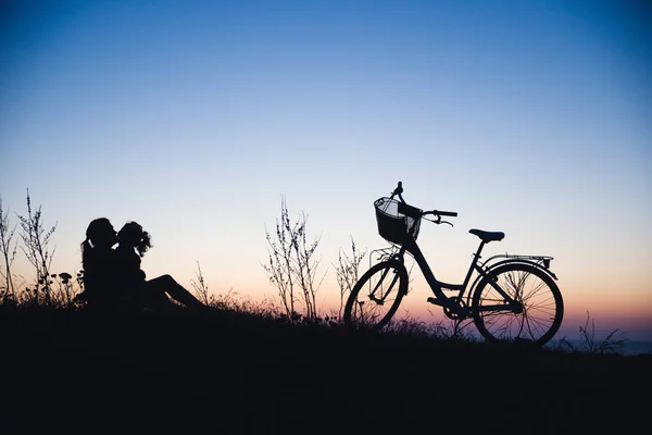 Andar de bicicleta na natureza de uma menina — Fotografia de Stock