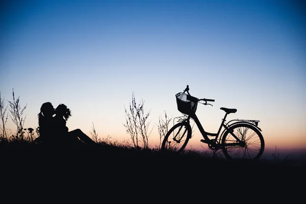 Дівчина їде на своєму велосипеді на березі моря — стокове фото